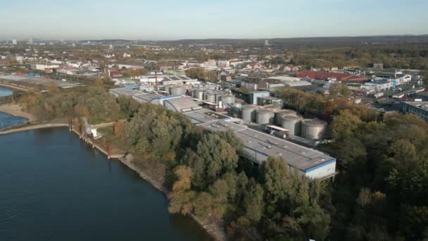 Tanques Acero Inoxidable Que Almacenan Productos Químicos Río Rin Alemania — Vídeo de stock