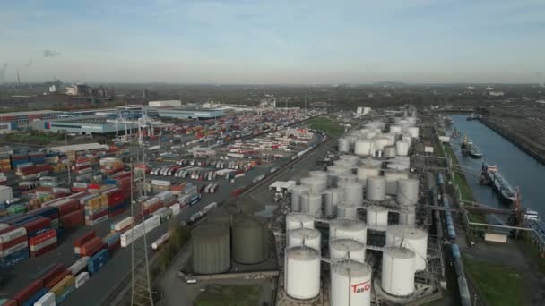 Торговый Порт Контейнерным Терминалом Нефтяными Баками Реке Рейн Германии — стоковое видео