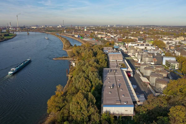 Paslanmaz çelik tanklar Almanya 'daki Ren nehrinde kimyasallar depoluyor. Kimyasallar yeniden paketlenip müşterilere kamyon, konteynır veya tanker ile teslim ediliyor..
