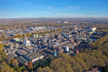 Kuzey Ren-Vestfalya, Almanya 'daki Özel Kimya Fabrikası. Bitki, günlük yaşamın pek çok alanında kullanılan epoksi reçinelerinden, havacılıktan otomotiv endüstrisine kadar çeşitli ürünler üretiyor..