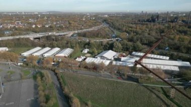 Geçici mülteci barınakları Kuzey Ren-Vestfalya, Almanya. Çadırları Ukraynalı mülteciler ve sığınmacılar kullanıyor..