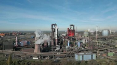 Kuzey Ren-Vestfalya, Almanya 'da bir çelik fabrikasında iki patlama fırını