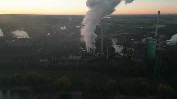 黎明时分北莱茵 威斯特法伦州的金属冶炼厂 除了一个钢厂外 它还经营着一个炼焦厂 一个高炉 一个发电厂和一个烧结厂 — 图库视频影像