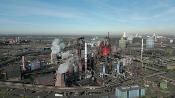 德国北莱茵 威斯特法伦一家钢铁厂的两个高炉 — 图库视频影像
