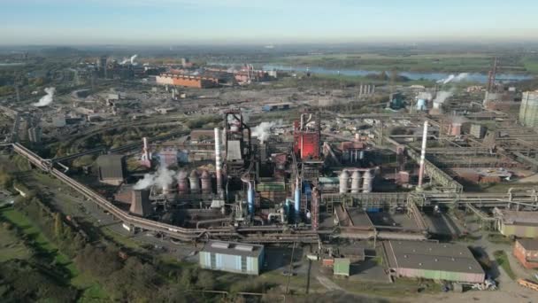 德国北莱茵 威斯特法伦一家钢铁厂的两个高炉 — 图库视频影像