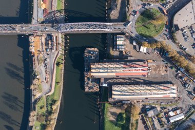 Kuzey Ren-Vestfalya 'da bir kanalda yeni bir köprü inşaatı.
