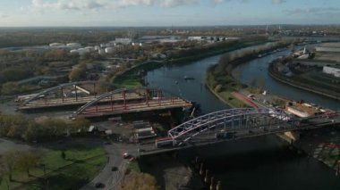 Kuzey Ren-Vestfalya 'da bir kanalda yeni bir yol köprüsü inşa edildi. Bau einer neuen Straenbrcke als Ersatz fr eine bestehende Brcke ber einen Kanal.