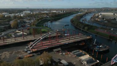 Kuzey Ren-Vestfalya 'da bir kanalda yeni bir yol köprüsü inşa edildi. Bau einer neuen Straenbrcke als Ersatz fr eine bestehende Brcke ber einen Kanal.