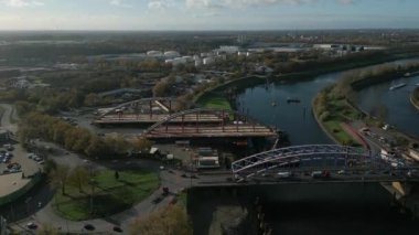 Kuzey Ren-Vestfalya 'da bir kanalda yeni bir yol köprüsü inşa edildi. Bau einer neuen Straenbrcke als Ersatz fr eine bestehende Brcke ber einen Kanal.