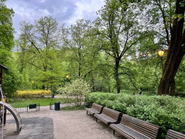 Yazın Vilnius 'un merkezine banklarla park et. Bernardine Bahçesi