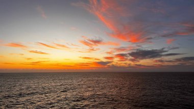 Hint Okyanusu 'nun ortasında gün batımı.