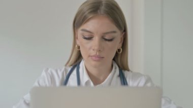 Bayan Doktor Klinikteki Laptop 'ta çalışıyor.