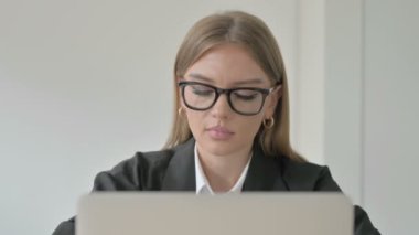 Güzel İş Kadınını Kapat Dizüstü bilgisayar kullanırken kameraya bak