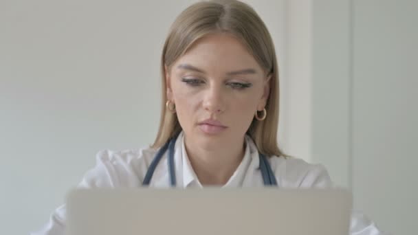 Lady Doctor Skakar Huvudet Avslag Medan Använder Stationär Dator — Stockvideo