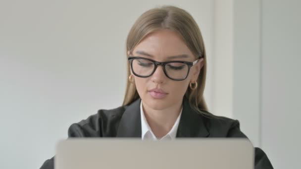 Primer Plano Hermosa Empresaria Sonriendo Cámara Mientras Usa Ordenador Portátil — Vídeos de Stock