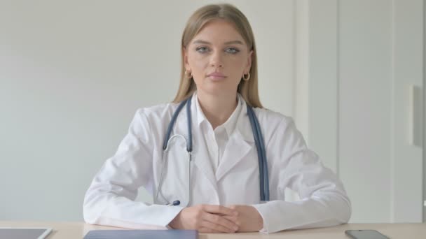Serieuze Lady Doctor Kijkend Naar Camera — Stockvideo