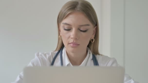 Lady Doktor Ler Mot Kameran Jobbet Kliniken — Stockvideo