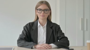 Başarılı Güzel İş Kadını Ofiste Gülümsüyor
