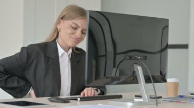 İş kadını Masaüstü Bilgisayarı kullanırken Sırt Ağrısı çekiyor