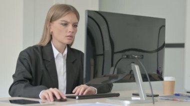 İş kadını Masaüstü Bilgisayarı Kullanılırken Kaybına Tepki Veriyor 