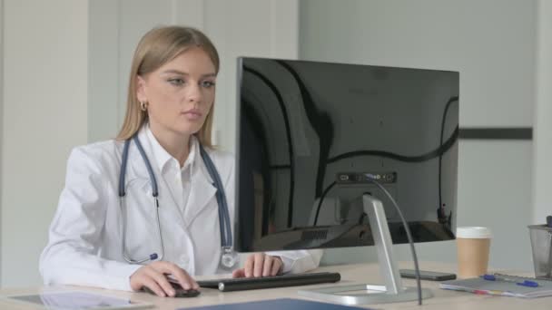 Lady Doctor Ανακινώντας Κεφάλι Στην Απόρριψη Κατά Χρήση Desktop Computer — Αρχείο Βίντεο