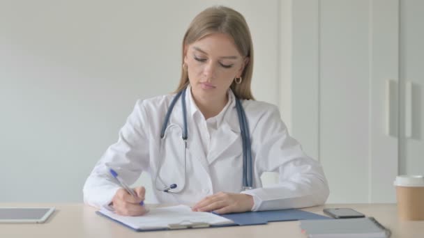 Close Lady Doctor Writing Medical Report — Stock Video