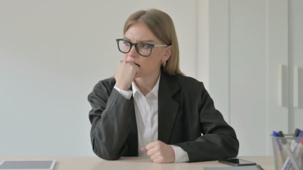 Angespannte Schöne Geschäftsfrau Mit Stress Bei Der Arbeit — Stockvideo