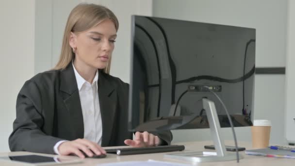 Businesswoman Shaking Head Rejection Saat Menggunakan Komputer Desktop — Stok Video