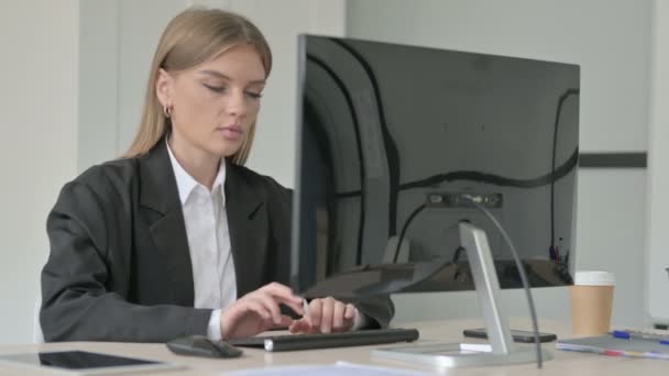 Kadını Masaüstü Bilgisayarı Kullanırken Kameraya Gülümsüyor — Stok video
