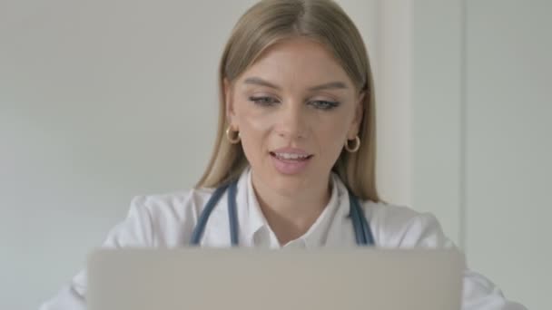 Lady Doctor Parler Sur Appel Vidéo Sur Ordinateur Portable Dans — Video