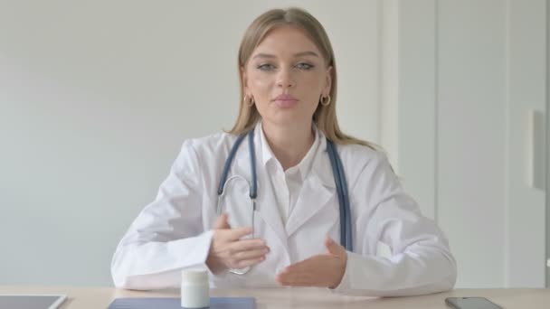 Lady Doctor Parler Sur Vidéoconférence Ligne — Video
