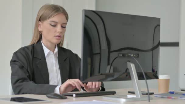デスクトップコンピュータを使用している間のビジネス女性の咳 — ストック動画
