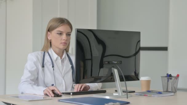 Lady Doctor Travaillant Sur Ordinateur Bureau Clinique — Video