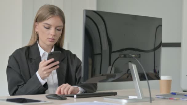 Akıllı Telefon Masaüstü Bilgisayarı Kullanan Kadını — Stok video