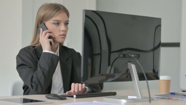 Geschäftsfrau Telefoniert Mit Desktop Computer — Stockvideo