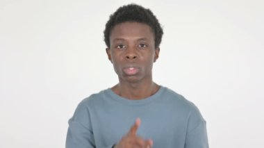 Dudakları Parmaklı Sıradan Afrikalı Adam, Beyaz Arkaplanda Sessizlik 