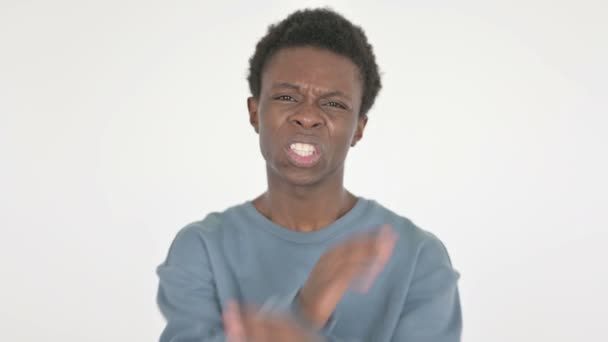 白人を背景に拒否するカジュアルアフリカ人男性を嫌う — ストック動画