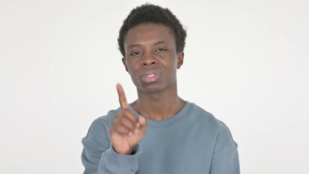 白人を理由にアフリカ系カジュアルな男を拒否 — ストック動画