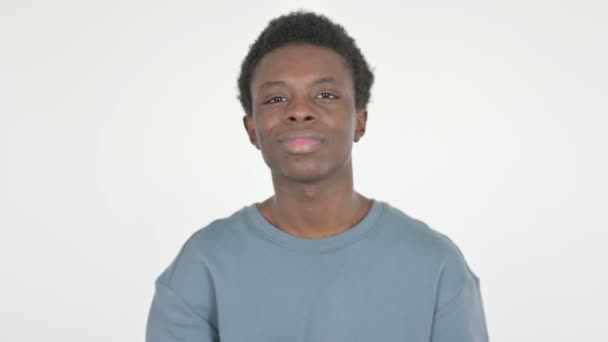 Casual Afrikaanse Man Wijzen Camera Witte Achtergrond — Stockvideo