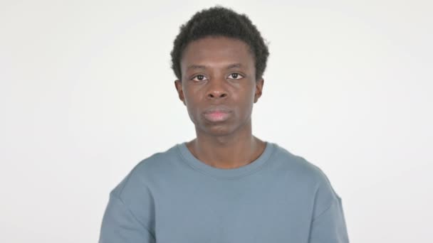 白い背景にカジュアルアフリカ人男性によるフライングキス — ストック動画