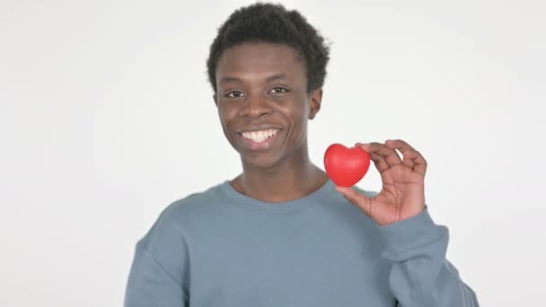 Casual African Man Pokazuje Czerwone Serce Białym Tle — Wideo stockowe