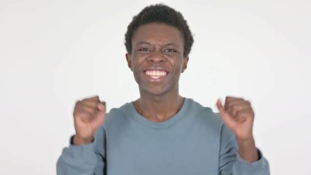 Exitoso Hombre Africano Casual Celebrando Victoria Sobre Fondo Blanco — Vídeo de stock