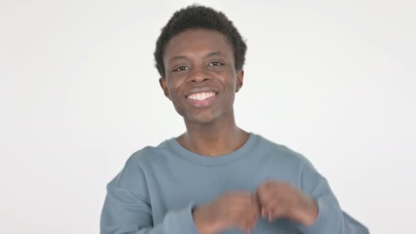 手で心を白い背景にカジュアルアフリカ人男性 — ストック動画