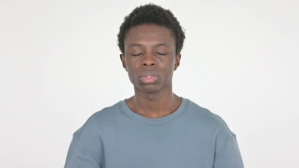病気カジュアルアフリカ人男性白の背景に咳 — ストック動画