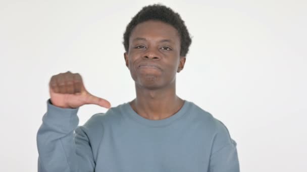 白い背景にカジュアルアフリカ人男性による親指ダウン — ストック動画