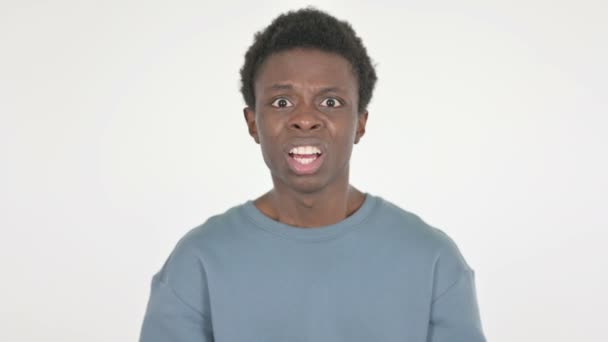 Разочарованный Африканский Человек Реагирует Потери Белом Фоне — стоковое видео