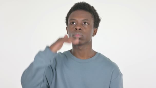 白人の背景で機会を探しているカジュアルアフリカ人男性 — ストック動画