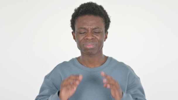 Tillfällig Afrikansk Man Med Huvudvärk Vit Bakgrund — Stockvideo