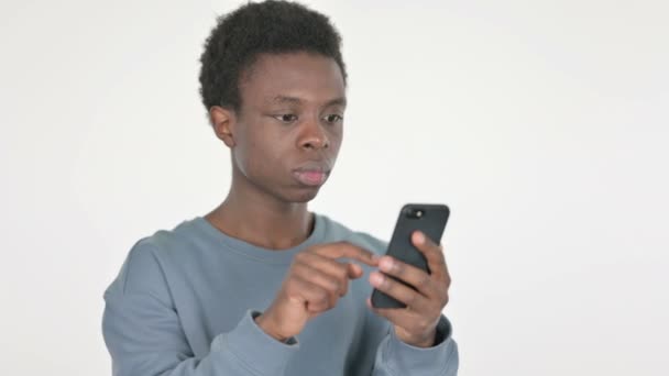 Случайный Африканский Человек Расстроен Потерей Смартфоне Белом Фоне — стоковое видео