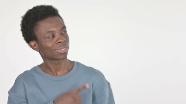 Casual Αφρικής Άνθρωπος Δείχνοντας Στο Πλάι Λευκό Φόντο — Αρχείο Βίντεο